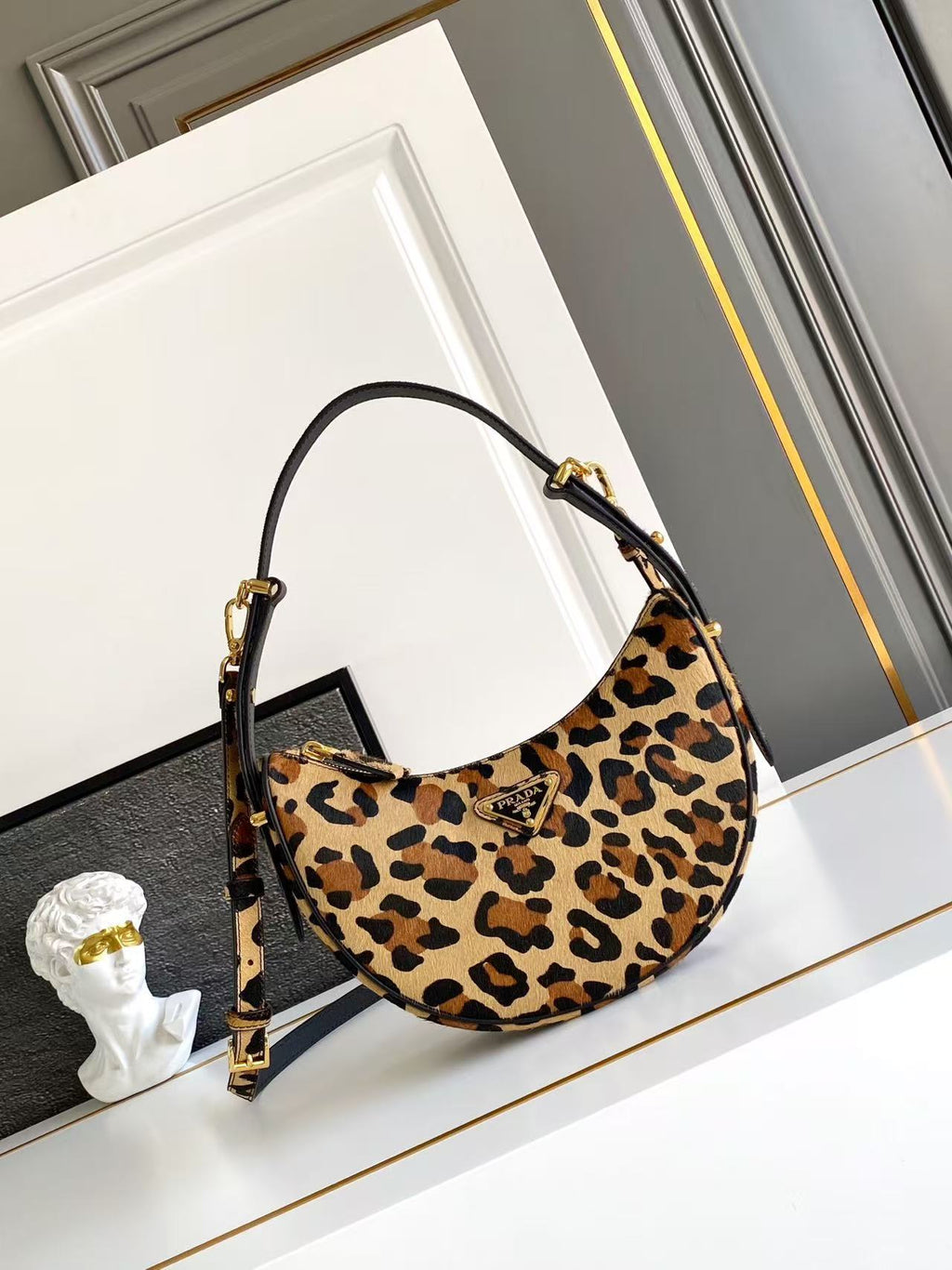 Arqué Leather Shoulder Bag