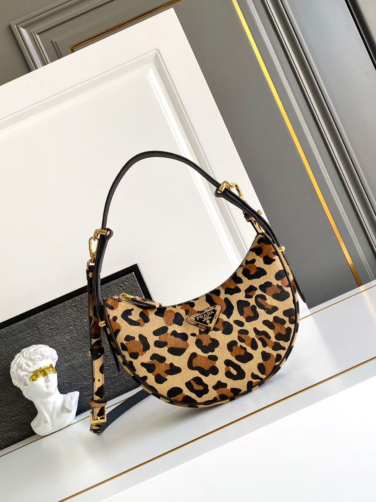Arqué Leather Shoulder Bag